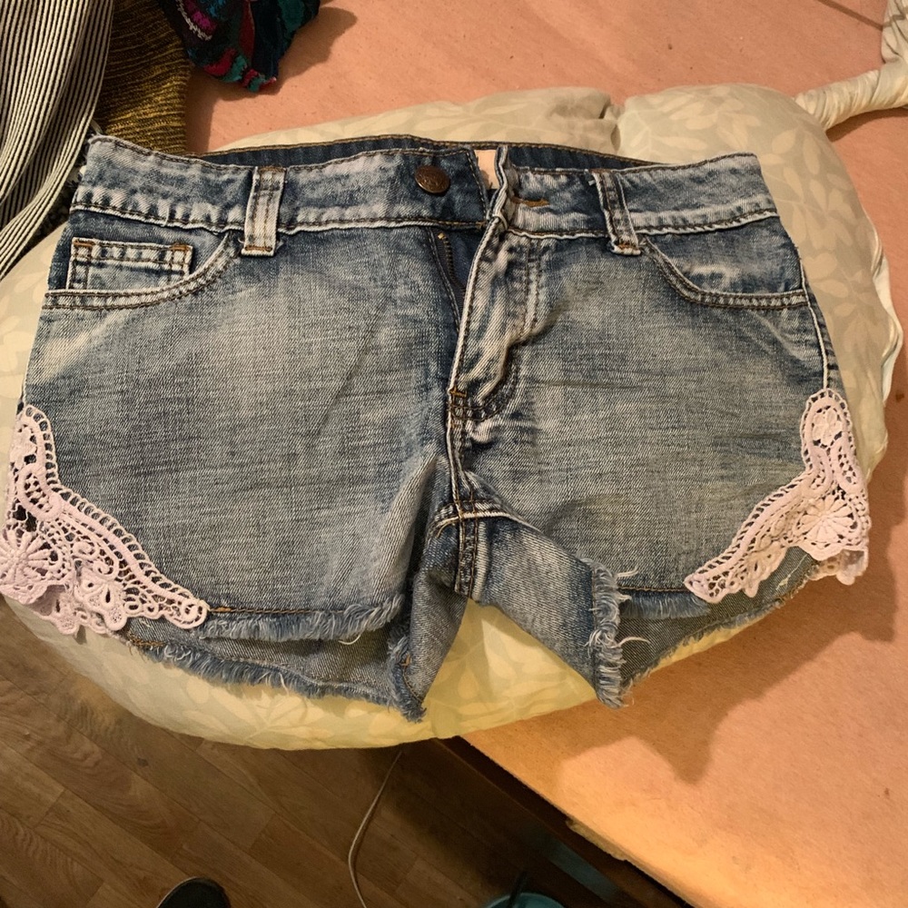 Daytrip by Buckle denim shorts.
